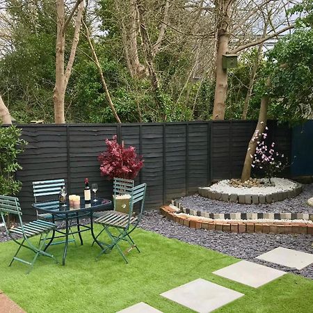1 Bed Cottage-Museum View-Garden-Free Parking Weybridge Exterior photo